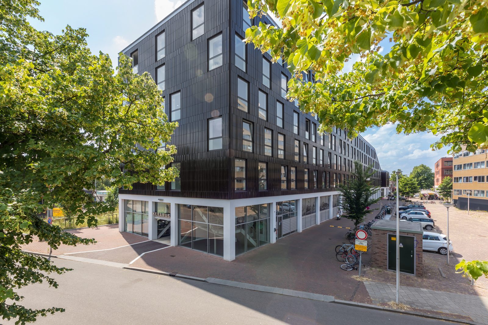 De hoek van wooncomplex Keramus met de keramische gevel