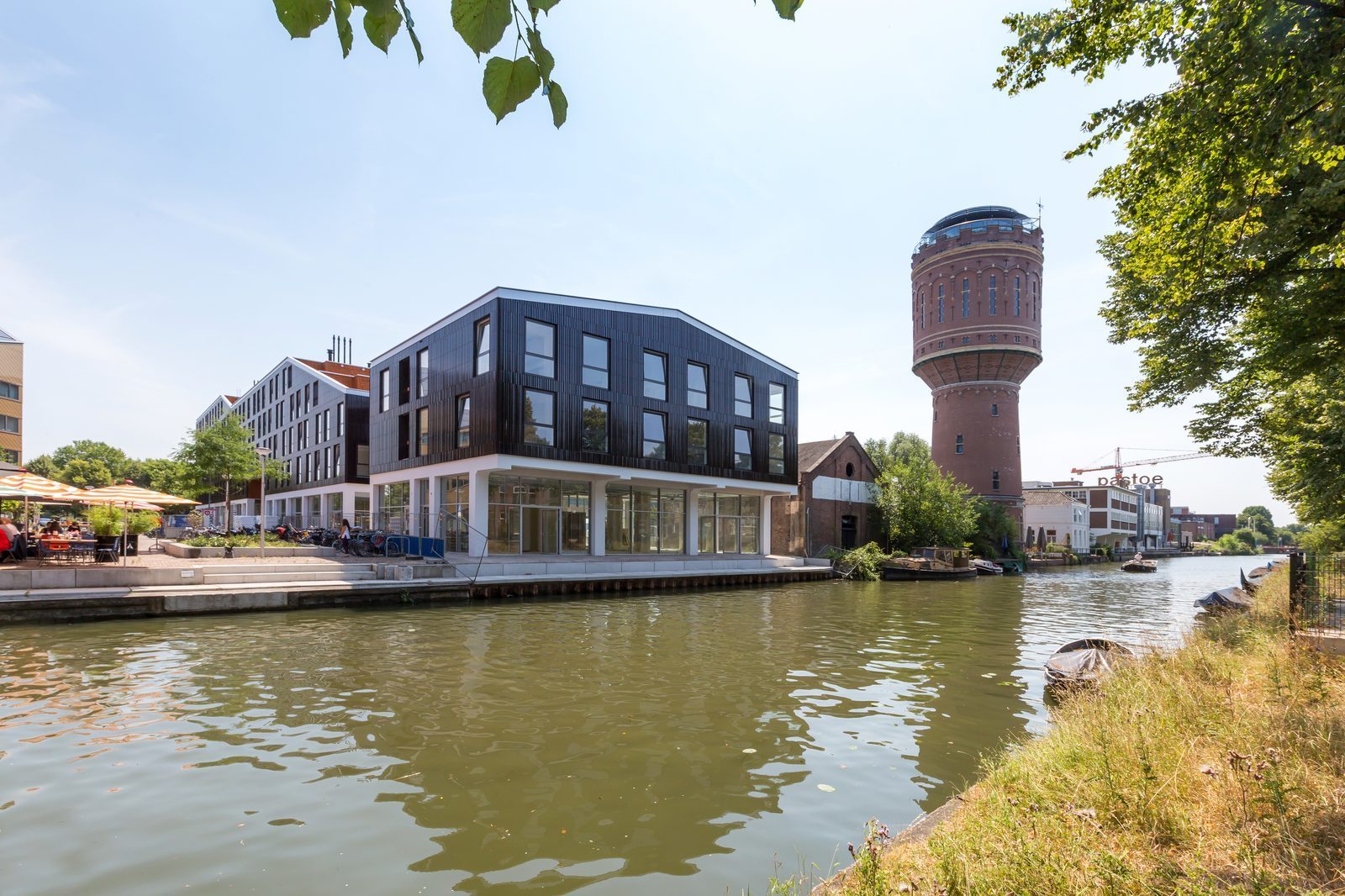 Wooncomplex Keramus gezien vanaf de Vaartsche Rijn, met de watertoren