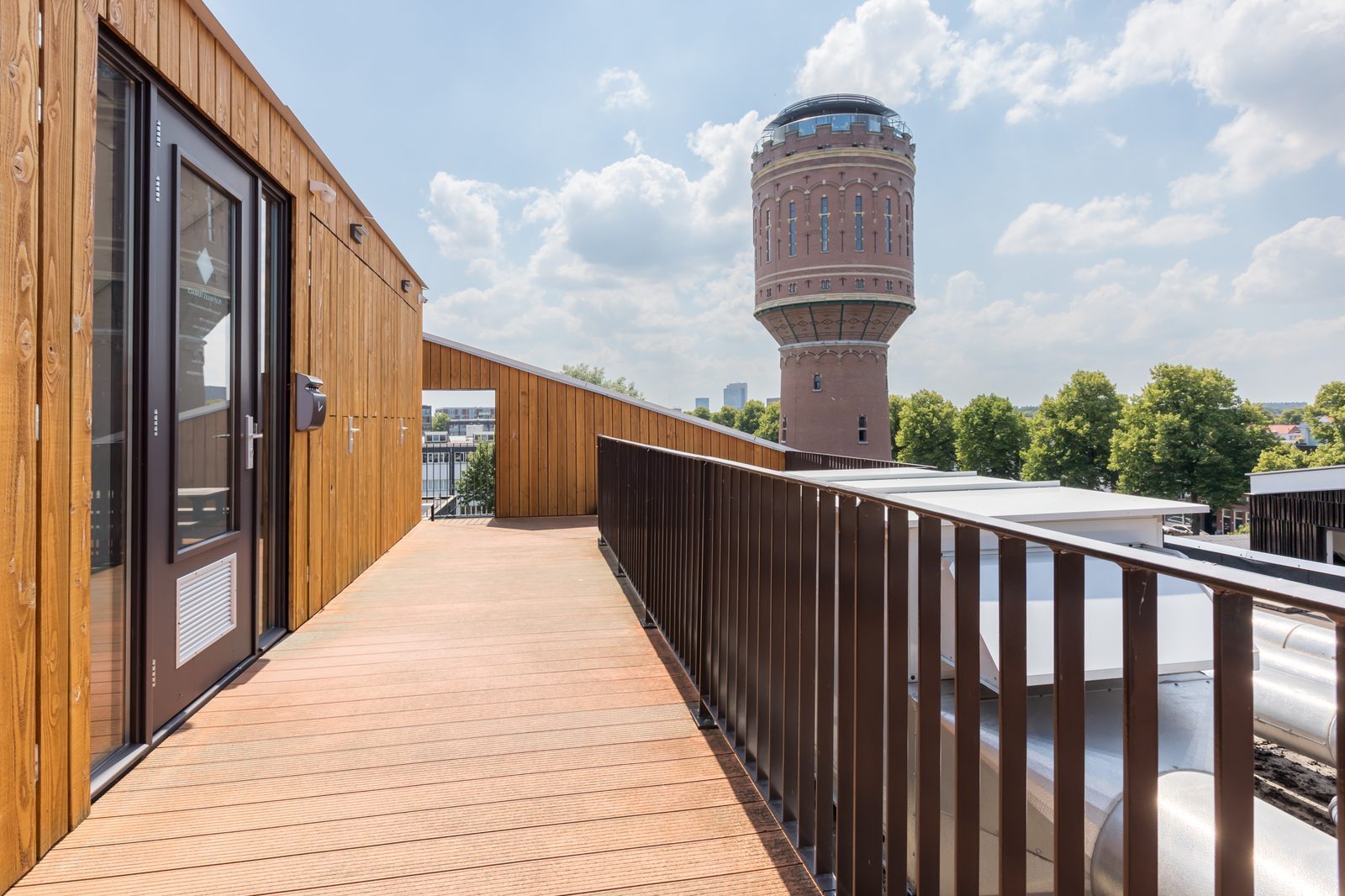 Gemeenschappelijk dakterras van Keramus met uitzicht op de watertoren